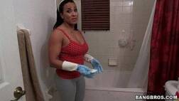 Porno brasil amador empregada safada limpando o banheiro pelada enquanto o patrão filma